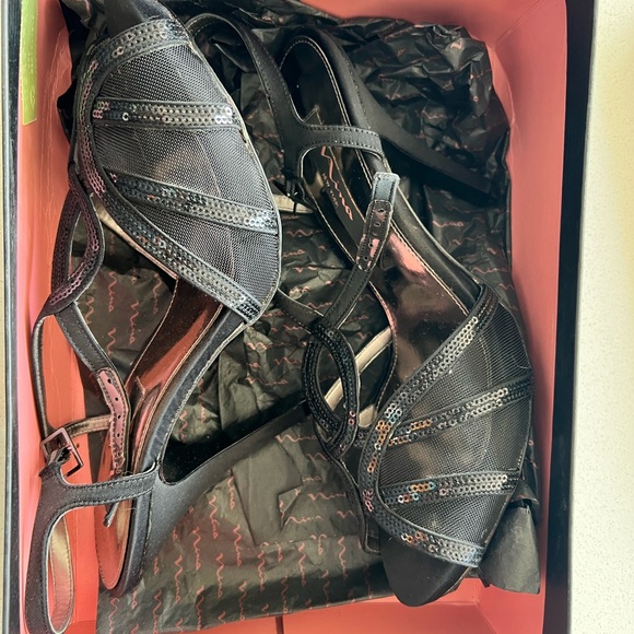 Nina BLACK LUS SATIN EILENE Heels
9.5 M - Picture 2 of 5